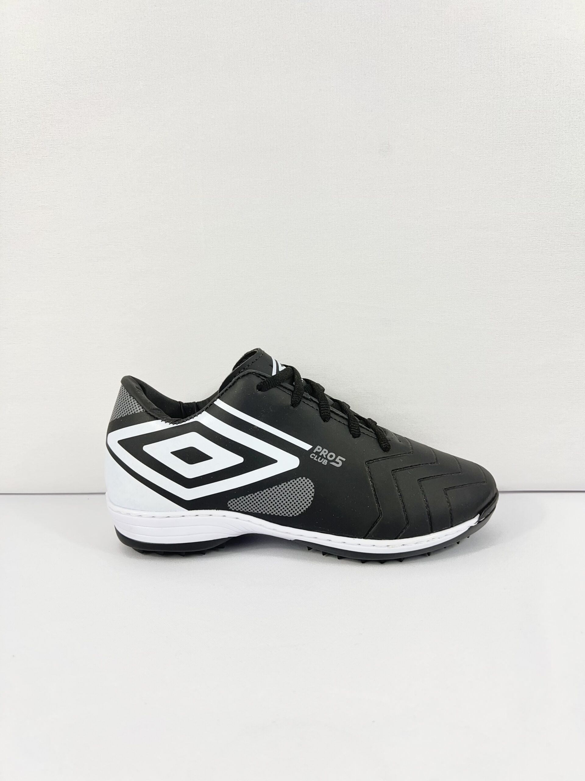 Chuteira Society Umbro PRO 5 CLUB - Preto/Branco